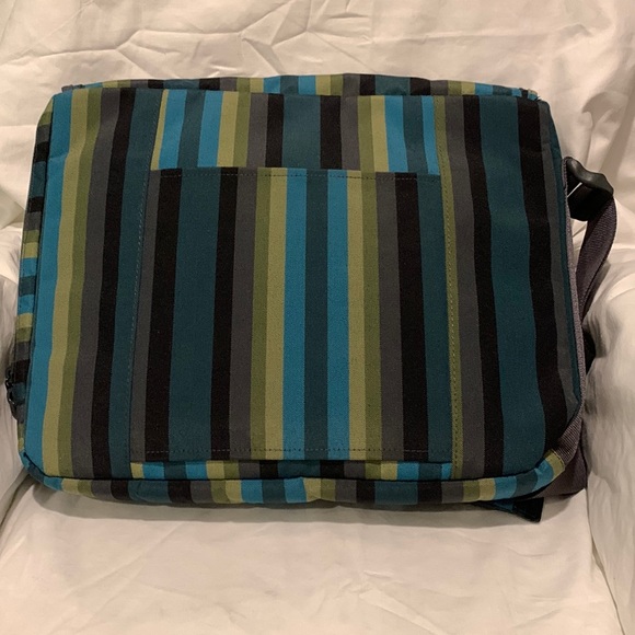 Dakine messenger bag. Adjustable shoulder or crossbody strap. - Picture 3 of 8